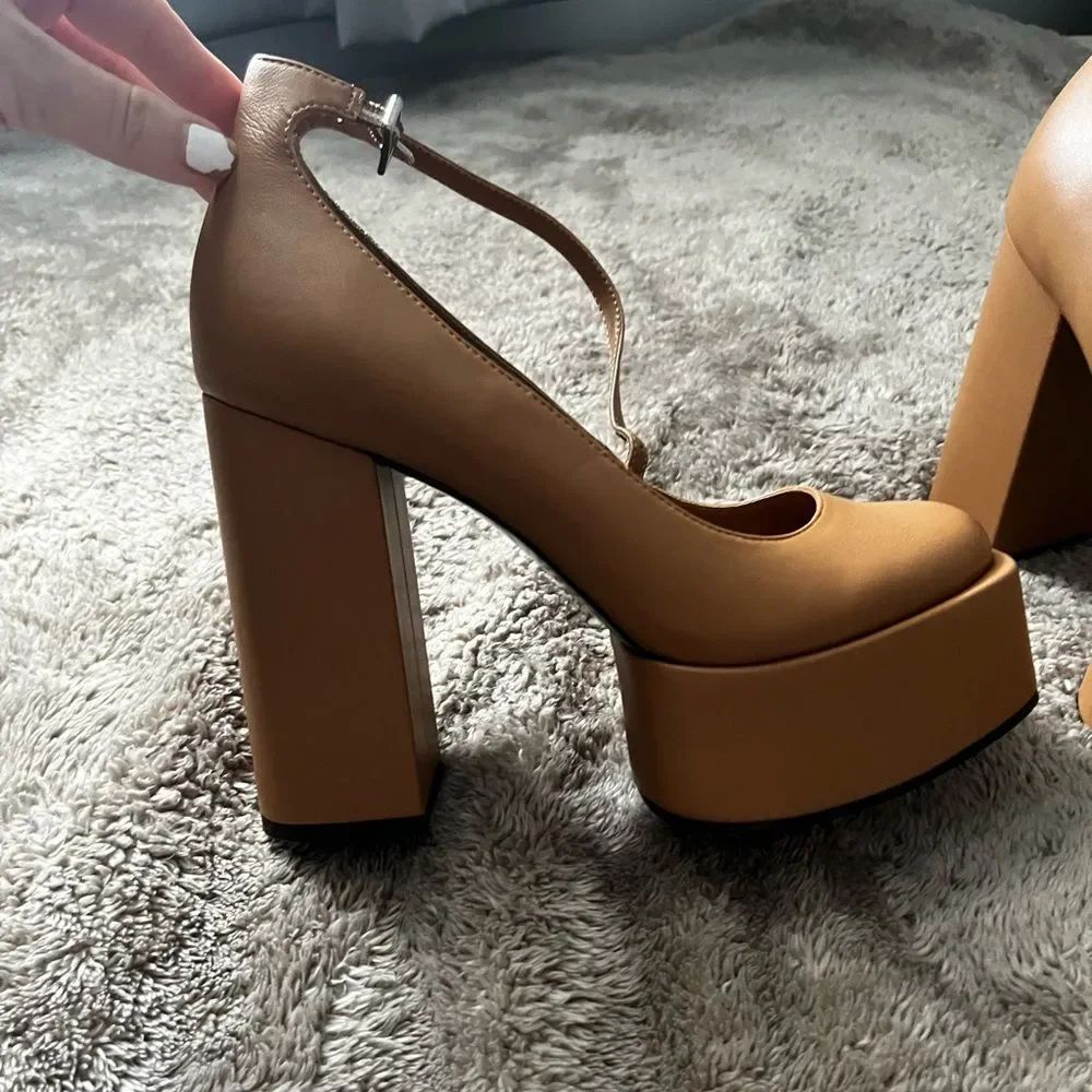 DAMELIO Footwear Rayva Heel Camel size 8.5